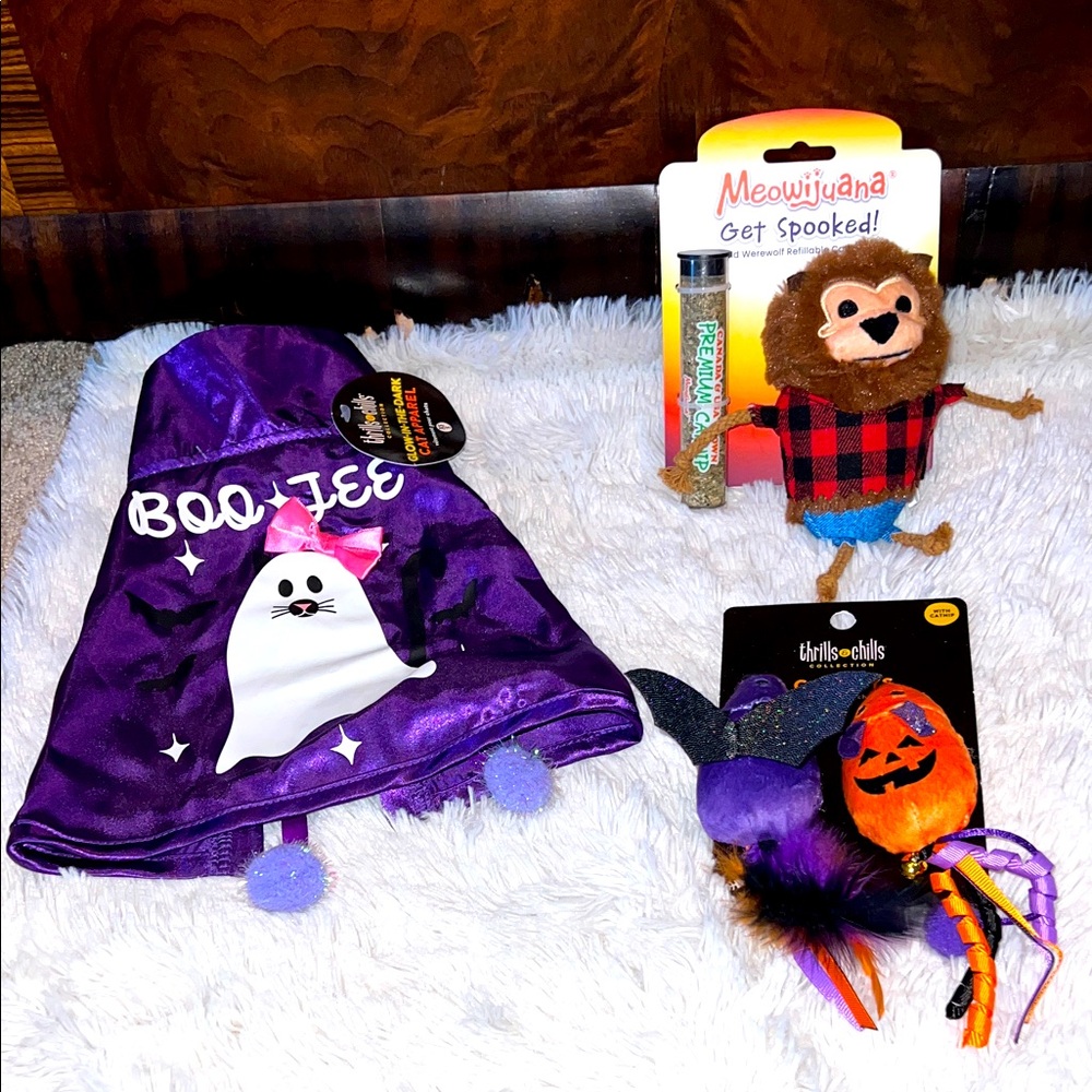 PURPLE BOO TEE CAPE w/ CAT TOYS